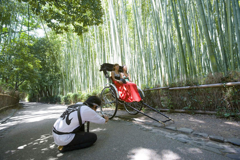 东方人,三个人,伙伴,朋友,司机,坐,跪,横图,室外,白天,正面,裙子,旅游,度假,友谊,纯洁,美景,森林,树林,植物,道路,街道,竹子,京都,日本,亚洲,阴影,连衣裙,服装,光线,影子,景观,竹林,黄包车,三轮车,牛仔裤,休闲装,黄种人,娱乐,树,树木,衣服,绿色,阳光,自然,人力车,夏天,享受,休闲,休闲服,景色,放松,服饰,京都府,生长,成长,半身裙,吊带裙,高雅,自然风光,师傅,东亚,本州,本州岛,日本国,近畿地方,近畿,奉献,质朴,正直,嵯峨野,担当,岚山,友情,男人,男性,年轻男性,年轻女性,女人,女性,亚洲人,休闲活动,竹,跪着,坐着,彩图,全身,奋进,操守,四君子,岁寒三友,性坚,虚怀,虚心,善群,卓尔