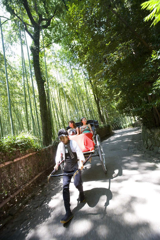 东方人,三个人,伙伴,朋友,司机,站,走,跑,拉,说,竖图,室外,白天,正面,裙子,旅游,度假,友谊,美景,森林,树林,植物,道路,街道,京都,日本,亚洲,阴影,传统服饰,连衣裙,服装,光线,影子,景观,黄包车,牛仔裤,休闲装,黄种人,娱乐,树,树木,衣服,绿色,阳光,自然,人力车,夏天,站着,享受,休闲,休闲服,景色,放松,服饰,京都府,生长,成长,半身裙,吊带裙,拉着,自然风光,东亚,本州,本州岛,日本国,近畿地方,近畿,嵯峨野,岚山,交流,友情,男人,男性,年轻男性,年轻女性,女人,女性,亚洲人,休闲活动,沟通,讲话,交谈,跑步,说话,谈话,站立,走路,彩图,全身