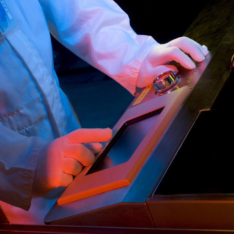 东方人,一个人,技术人员,工厂,方图,室内,特写,白天,正面,工作服,制服,机器,实验,仪器,日本,亚洲,仅一个男性,仅一个人,仅一个中年男性,研究,科学,实验室,研究室,触摸屏,黄种人,设备,手套,职业,橡胶,工业,电子元件,科研,半导体,操作,化验,检验,研究所,东亚,日本国,化验室,检验室,工作制服,男人,男性,中年男性,亚洲人,技术员,触摸,半身,彩图,工作套服,工地,制造厂