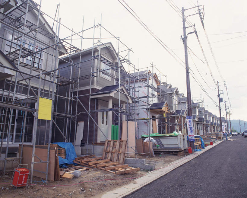 无人,横图,室外,白天,正面,建筑业,道路,建筑,街道,日本,亚洲,电力,电线,电线杆,木板,线,支架,房屋,屋子,公寓,电能,线路,建设,楼房,架子,脚手架,住宅,施工,天空,建筑工地,天,电,支撑,电源,固定,能量,标志牌,建筑材料,东亚,日本国,地盘,建筑地盘,施工地盘,彩图,房子,工地,稳固