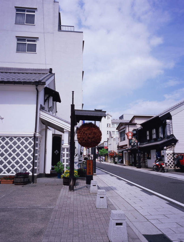 无人,家,竖图,室外,白天,仰视,旅游,度假,建筑,街道,长野县,日本,亚洲,日本文化,房屋,屋子,人行道,娱乐,楼房,住宅,蓝色,蓝天,天空,天,夏天,享受,休闲,旅游胜地,放松,东亚,本州,本州岛,日本国,中部地方,长野,松本市,彩图,低角度拍摄,房子,传统文化