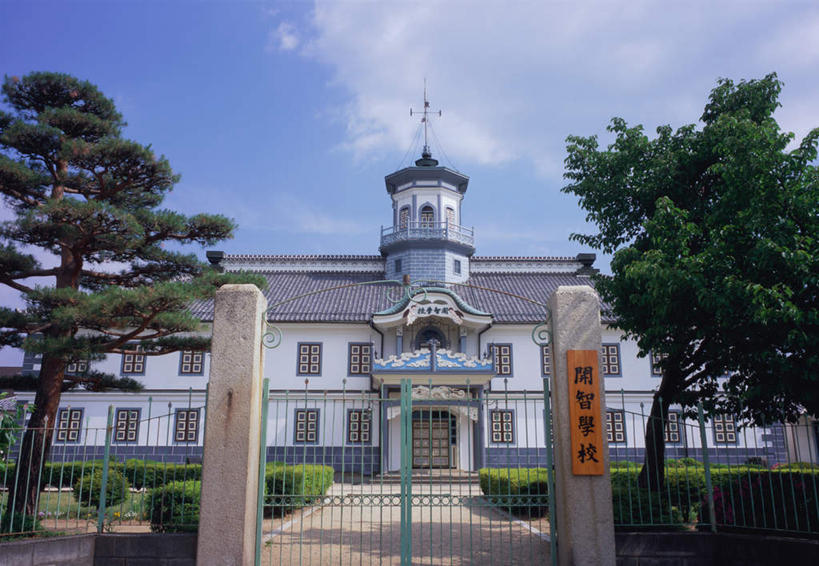 无人,教学楼,横图,室外,白天,仰视,旅游,度假,植物,窗户,门,标志建筑,地标,建筑,长野县,日本,亚洲,日本文化,云,云朵,云彩,娱乐,建设,校园,玻璃窗,树,树木,蓝色,绿色,白云,蓝天,天空,门框,天,享受,休闲,旅游胜地,放松,生长,成长,东亚,本州,本州岛,日本国,中部地方,长野,松本市,彩图,低角度拍摄,教室楼,教学大楼,传统文化