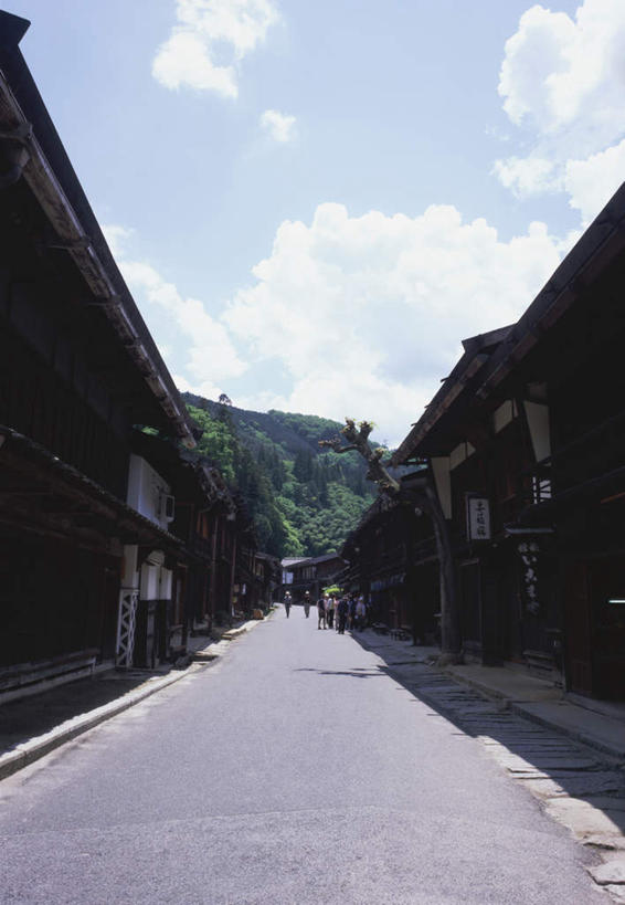 无人,家,竖图,室外,白天,正面,旅游,度假,名胜古迹,山,道路,建筑,街道,日本,亚洲,遗迹,房屋,屋顶,屋子,山峰,云,云朵,古城,山峦,云彩,顶棚,古迹,娱乐,古建筑,楼房,住宅,蓝色,白云,蓝天,天空,天,夏天,享受,休闲,旅游胜地,放松,晴朗,怀旧,记忆,古文明,东亚,本州,本州岛,日本国,金沢,金沢市,石川,石川县,中部地方,县厅,晴空,彩图,房子,传统文化