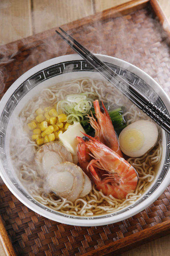 海鲜,面食,面条,无人,竖图,俯视,室内,特写,白天,烹饪,雾,餐桌,筷子,桌子,蔬菜,餐具,日本,亚洲,沸腾,日本文化,蒸汽,陶瓷,青菜,蛋,鸡蛋,面,明虾,肉,日本料理,料理,食品,陶瓷制品,水蒸气,文化,传统,水产,猪肉,菜肴,美食,肉类,食物,容器,碗,日式料理,日式,佳肴,餐台,储藏,礼节,储存,海产品,礼仪,肉食,东亚,豚肉,日本国,蒸发,进餐用具,烹调用具,彩图,高角度拍摄,贮存