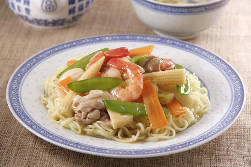 海鲜,面食,面条,无人,横图,俯视,室内,特写,白天,烹饪,雾,餐桌,桌子,萝卜,胡萝卜,蔬菜,椰菜,卷心菜,餐具,日本,亚洲,沸腾,日本文化,蒸汽,碟子,盘,勺子,炒面,面,明虾,肉,日本料理,料理,食品,水蒸气,水产,猪肉,菜肴,美食,肉类,食物,盘子,碟,日式料理,日式,佳肴,餐台,海产品,肉食,东亚,白肉,豚肉,日本国,蒸发,进餐用具,烹调用具,结球甘蓝,红萝卜,甘荀,甘兰,包心菜,彩图,高角度拍摄