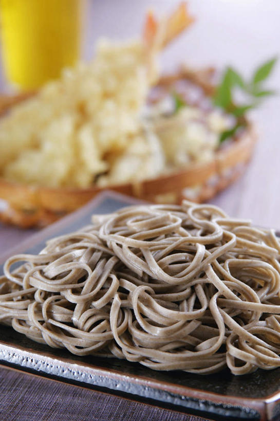 海鲜,面食,面条,啤酒,无人,竖图,俯视,室内,特写,白天,烹饪,餐桌,桌子,餐具,日本,亚洲,日本文化,碟子,盘,面,明虾,炸虾,日本料理,料理,食品,水产,菜肴,美食,玻璃制品,食物,盘子,酒杯,碟,日式料理,日式,荞麦面,佳肴,餐台,海产品,东亚,日本国,玻璃杯,进餐用具,烹调用具,彩图,高角度拍摄