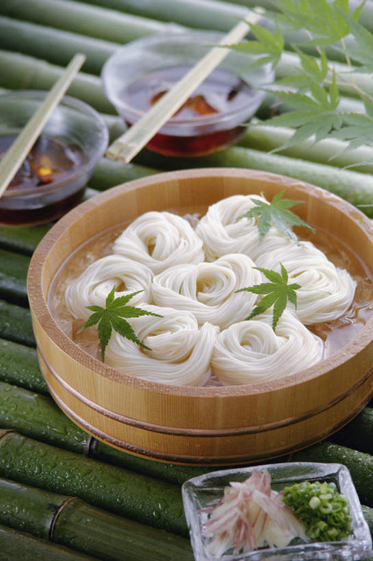 面食,面条,无人,竖图,俯视,室内,特写,白天,餐桌,桌子,竹子,餐具,日本,亚洲,日本文化,调料,面,日本料理,料理,食品,调味品,调味料,菜肴,美食,食物,日式料理,日式,佳肴,餐台,东亚,日本国,进餐用具,烹调用具,彩图,高角度拍摄