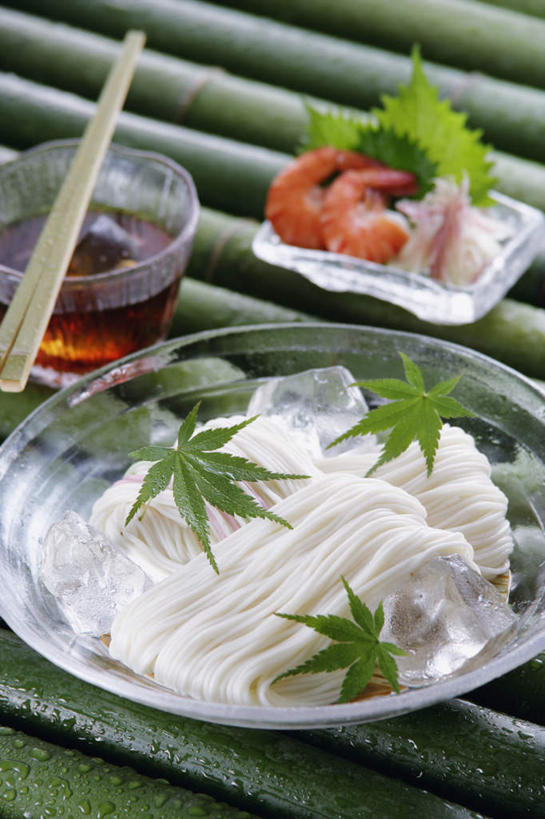 海鲜,面食,面条,无人,竖图,俯视,室内,特写,白天,烹饪,餐桌,筷子,桌子,竹子,餐具,日本,亚洲,日本文化,调料,面,明虾,日本料理,料理,食品,调味品,调味料,文化,传统,水产,菜肴,美食,食物,日式料理,日式,佳肴,餐台,礼节,海产品,礼仪,东亚,日本国,进餐用具,烹调用具,彩图,高角度拍摄