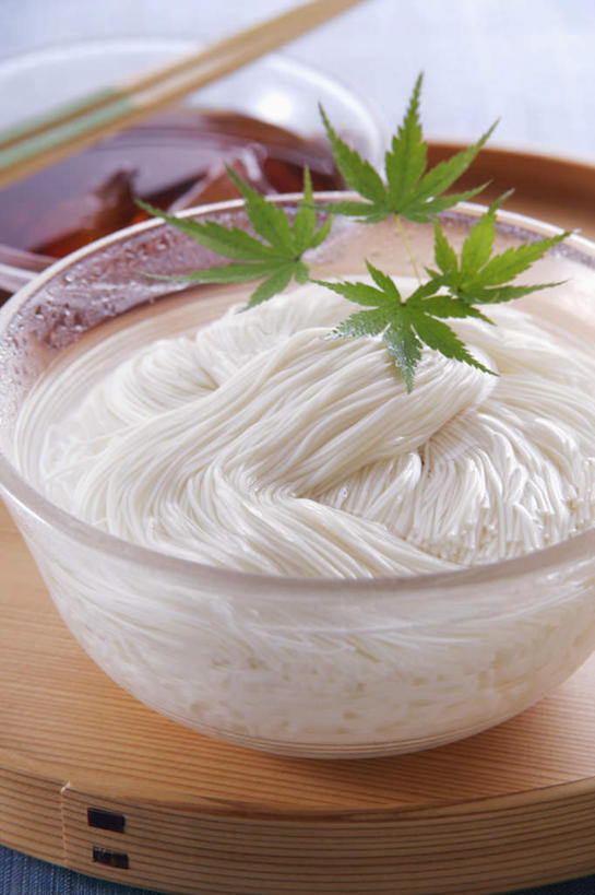 面食,面条,无人,竖图,俯视,室内,特写,白天,烹饪,餐桌,桌子,餐具,叶子,日本,亚洲,日本文化,陶瓷,面,日本料理,料理,食品,绿叶,陶瓷制品,玻璃碗,菜肴,美食,食物,容器,碗,日式料理,日式,佳肴,餐台,储藏,储存,东亚,日本国,开胃酱,叶,叶片,进餐用具,烹调用具,彩图,高角度拍摄,贮存