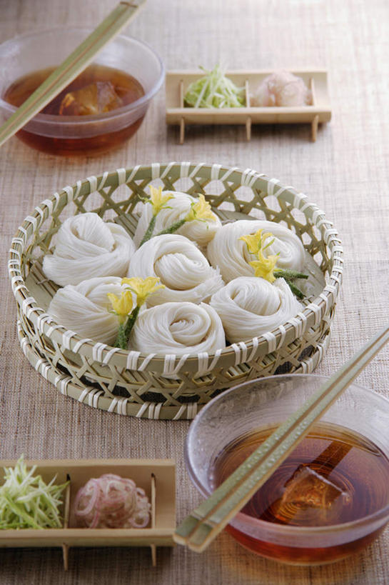 面食,面条,无人,竖图,俯视,室内,特写,白天,烹饪,餐桌,筷子,桌子,餐具,日本,亚洲,日本文化,陶瓷,调料,面,日本料理,料理,食品,陶瓷制品,调味品,调味料,文化,传统,玻璃碗,菜肴,美食,食物,容器,竹筐,碗,日式料理,日式,佳肴,餐台,储藏,礼节,储存,礼仪,东亚,日本国,开胃酱,进餐用具,烹调用具,彩图,高角度拍摄,贮存