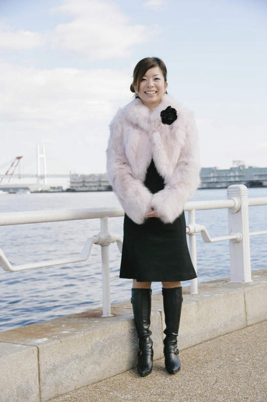 东方人,一个人,栏杆,站,笑,微笑,露齿笑,竖图,室外,白天,正面,裙子,河流,水,道路,街道,亚洲,仅一个年轻女性,仅一个女性,仅一个人,服装,瓷砖,地砖,河水,水流,围栏,地面,注视,休闲装,黄种人,护栏,衣服,黑色,观察,看,站着,休闲,休闲服,短裙,服饰,观看,察看,皮靴,关注,肖像,礼花,年轻女性,女人,女性,亚洲人,站立,彩图,全身