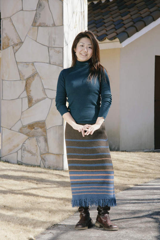 东方人,一个人,站,笑,微笑,露齿笑,竖图,室外,白天,正面,毛衣,裙子,亚洲,仅一个年轻女性,仅一个女性,仅一个人,阴影,光线,影子,注视,黄种人,长裙,阳光,观察,看,站着,观看,察看,关注,肖像,年轻女性,女人,女性,亚洲人,站立,彩图,全身,绒衣,套衫,套头毛衣,线衣