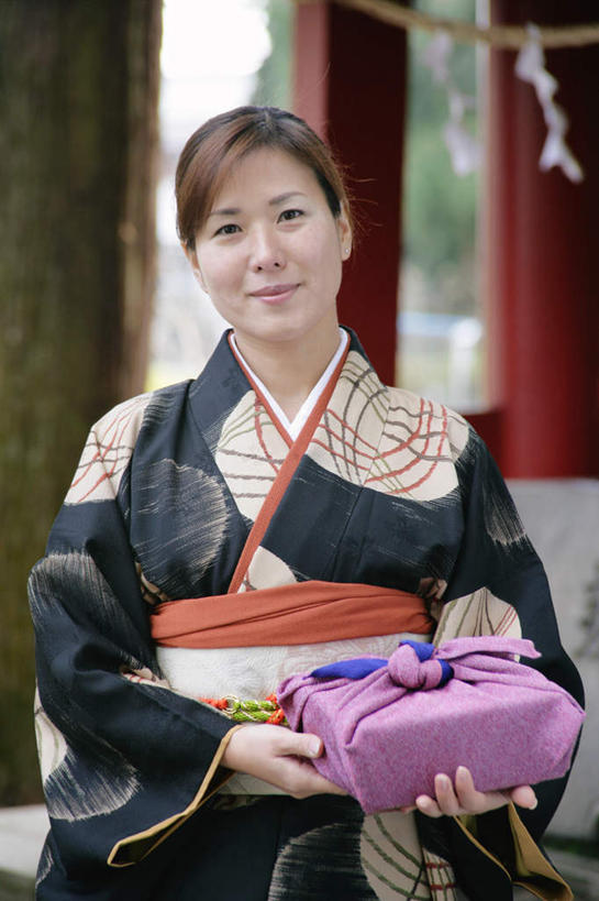 东方人,一个人,站,捧,笑,微笑,露齿笑,竖图,室外,白天,正面,民族服装,亚洲,仅一个女性,仅一个人,和服,服装,注视,黄种人,衣服,观察,看,站着,仅一个中年女性,服饰,观看,察看,衣着,穿着,关注,肖像,吴服,唐草,唐花,唐锦,衣饰,女人,女性,中年女性,亚洲人,端,端着,捧着,手捧,站立,半身,彩图,传统服装,民俗服