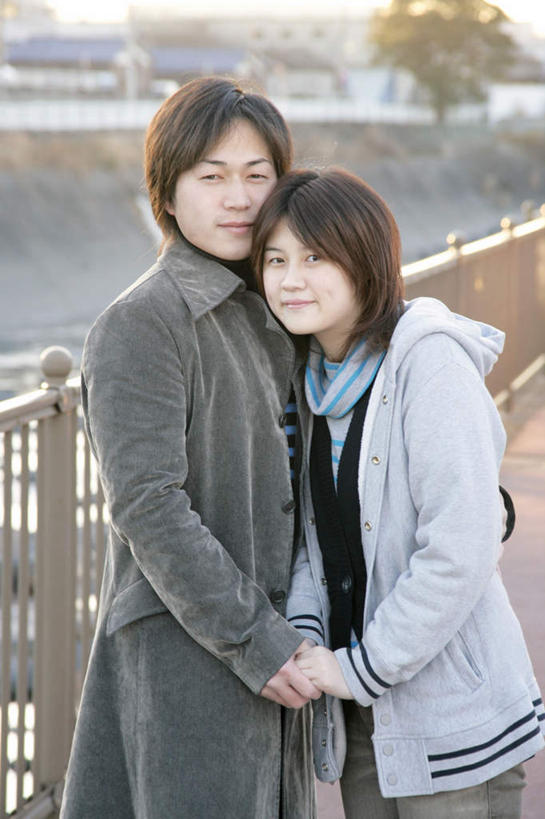 东方人,两个人,家庭,夫妻,栏杆,站,抱,笑,微笑,露齿笑,竖图,室外,白天,正面,爱情,亚洲,阴影,服装,光线,影子,围栏,浪漫,风衣,注视,休闲装,黄种人,护栏,衣服,阳光,观察,看,站着,休闲,温暖,温馨,一家人,休闲服,恩爱,恋人,服饰,抱着,观看,和睦,察看,搂着,关注,男人,男性,年轻男性,年轻女性,女人,女性,亚洲人,情侣,怀抱,搂,搂抱,相抱,拥抱,站立,半身,彩图,伴侣,融洽