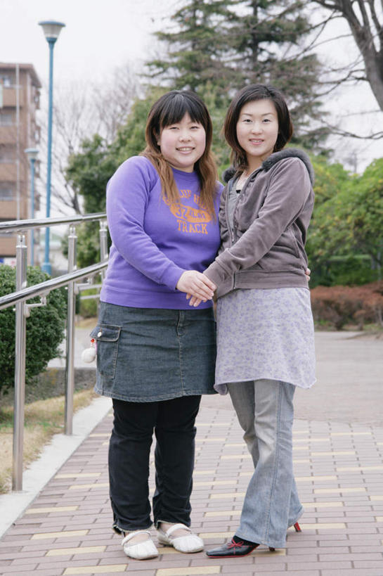 东方人,两个人,伙伴,朋友,栏杆,站,抱,笑,微笑,露齿笑,竖图,室外,白天,正面,友谊,植物,亚洲,服装,围栏,注视,牛仔裤,休闲装,黄种人,护栏,树,树木,衣服,绿色,自然,观察,看,站着,休闲,休闲服,服饰,生长,成长,抱着,观看,牛仔裙,察看,搂着,关注,友情,年轻女性,女人,女性,亚洲人,怀抱,搂,搂抱,相抱,拥抱,站立,彩图,全身