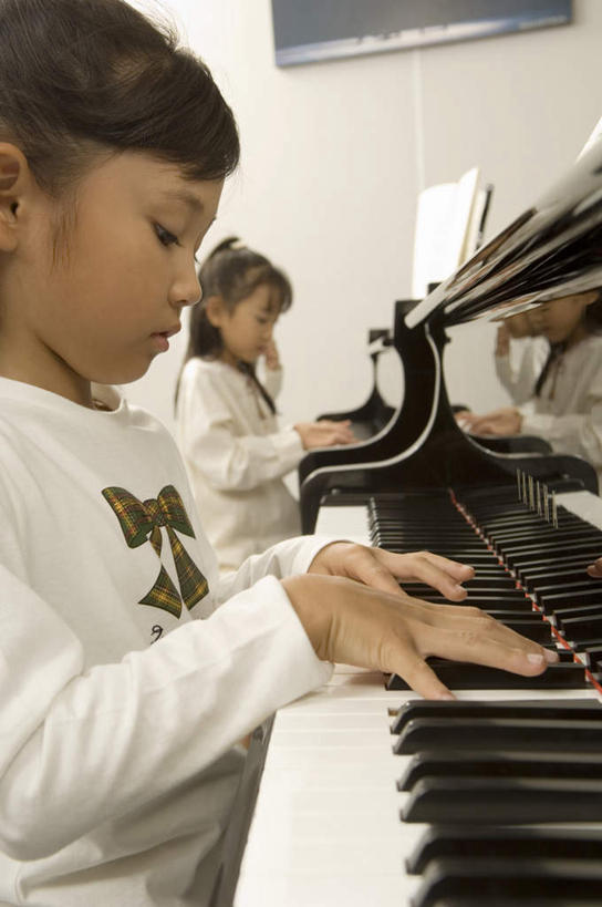 东方人,儿童,两个人,伙伴,朋友,坐,竖图,室内,白天,侧面,游戏,友谊,纯洁,键盘,亚洲,阴影,服装,反射,影子,钢琴,墙,乐器,玩,休闲装,黄种人,娱乐,墙壁,墙面,小孩,衣服,休闲,同学,休闲服,可爱,童年,童趣,弹琴,服饰,键盘乐器,校友,童真,烂漫,无邪,同窗,学友,天真,友情,女孩,女人,女性,亚洲人,玩耍,嬉戏,坐着,半身,彩图,女生