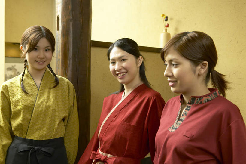 东方人,三个人,同事,服务员,餐厅,横图,室内,白天,正面,工作服,制服,烹饪,合作,团队,集体,亚洲,围裙,柱子,墙,日本料理,料理,食品,黄种人,队伍,菜肴,美食,木柱,餐饮,墙壁,墙面,食物,日式料理,日式,佳肴,合伙,工作制服,年轻女性,女人,女性,亚洲人,服务生,侍者,半身,彩图,工作套服,餐馆,饭店,饭馆