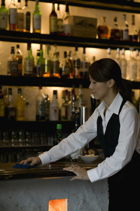 东方人,一个人,服务员,餐厅,站,竖图,室内,白天,侧面,工作服,衬衫,制服,烹饪,柜子,亚洲,仅一个年轻女性,仅一个女性,仅一个人,擦,握,壁灯,围裙,灯光,食品,拿,红酒瓶,拿着,注视,黄种人,菜肴,美食,餐饮,玻璃制品,灯,酒柜,酒瓶,桌布,食物,玻璃瓶,瓶子,橱柜,灯具,观察,看,站着,擦拭,握着,佳肴,观看,察看,照明设备,关注,工作制服,年轻女性,女人,女性,亚洲人,服务生,侍者,站立,半身,彩图,衬衣,工作套服,餐馆,饭店,饭馆,咖啡馆