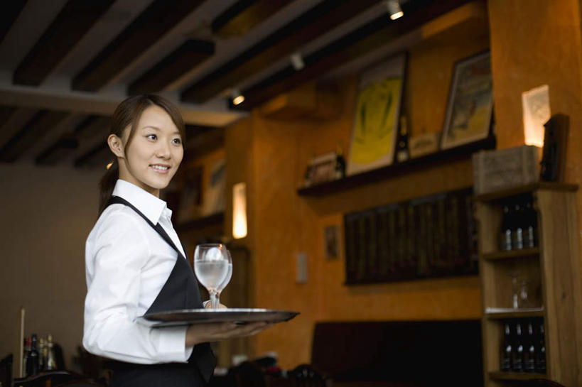 东方人,一个人,服务员,餐厅,站,捧,笑,微笑,露齿笑,横图,室内,白天,侧面,工作服,衬衫,制服,烹饪,柜子,杯子,亚洲,仅一个年轻女性,仅一个女性,仅一个人,围裙,屋顶,灯光,食品,顶棚,餐盘,黄种人,菜肴,美食,吊灯,餐饮,玻璃制品,灯,酒柜,食物,酒杯,啤酒杯,橱柜,灯具,站着,佳肴,照明设备,工作制服,年轻女性,女人,女性,亚洲人,服务生,侍者,玻璃杯,端,端着,捧着,手捧,站立,半身,彩图,衬衣,工作套服,餐馆,饭店,饭馆,咖啡馆