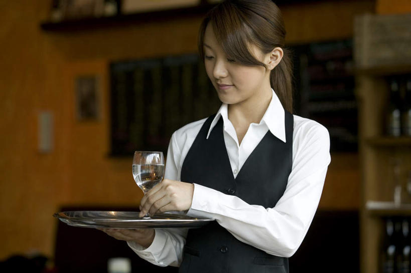 东方人,一个人,服务员,餐厅,站,捧,笑,微笑,露齿笑,横图,室内,白天,正面,工作服,衬衫,制服,烹饪,柜子,杯子,亚洲,仅一个年轻女性,仅一个女性,仅一个人,围裙,屋顶,灯光,食品,顶棚,餐盘,注视,黄种人,菜肴,美食,吊灯,餐饮,玻璃制品,灯,酒柜,食物,酒杯,啤酒杯,橱柜,灯具,观察,看,站着,佳肴,观看,察看,照明设备,关注,工作制服,年轻女性,女人,女性,亚洲人,服务生,侍者,玻璃杯,端,端着,捧着,手捧,站立,半身,彩图,衬衣,工作套服,餐馆,饭店,饭馆,咖啡馆