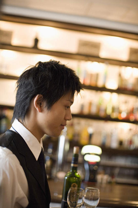 东方人,一个人,服务员,餐厅,站,捧,竖图,室内,白天,侧面,工作服,衬衫,制服,烹饪,杯子,亚洲,仅一个男性,仅一个人,朦胧,模糊,高脚杯,食品,红酒杯,红酒瓶,注视,黄种人,菜肴,美食,餐饮,玻璃制品,酒柜,酒瓶,食物,仅一个年轻男性,玻璃瓶,酒杯,瓶子,观察,看,站着,佳肴,观看,马甲,察看,关注,工作制服,男人,男性,年轻男性,亚洲人,服务生,侍者,玻璃杯,端,端着,捧着,手捧,站立,半身,彩图,衬衣,工作套服,餐馆,饭店,饭馆,咖啡馆