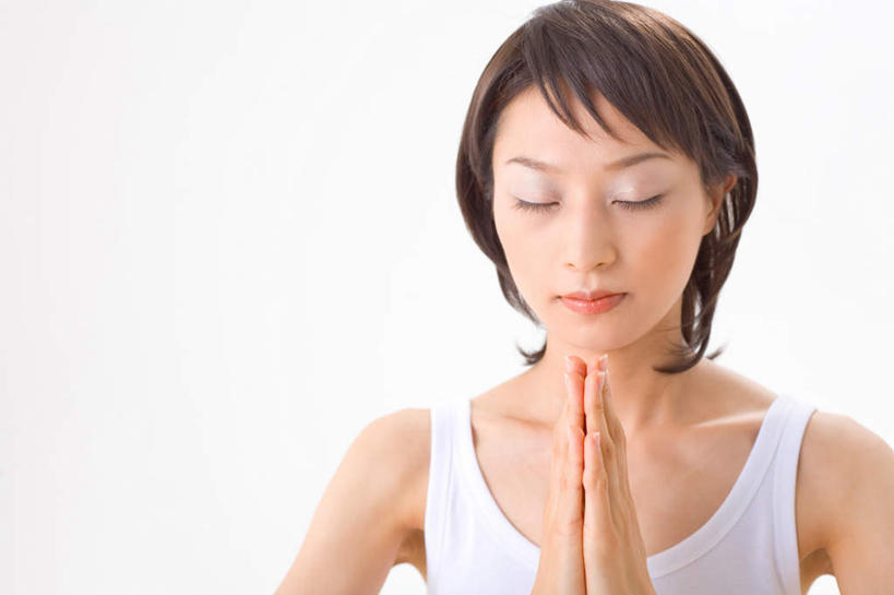 东方人,一个人,坐,闭眼,横图,室内,白天,白色背景,正面,锻炼,瑜伽,运动,亚洲,仅一个年轻女性,仅一个女性,仅一个人,服装,背心,墙,祝福,休闲装,黄种人,墙壁,墙面,虔诚,衣服,白色,祈祷,双手合十,休闲,休闲服,养生,摄影,服饰,影棚,感谢,合十礼,合掌礼,合十,莲华合掌,感恩,体育,年轻女性,女人,女性,亚洲人,闭眼睛,闭着眼,闭着眼睛,坐着,半身,彩图,影棚拍摄,健身,拍摄