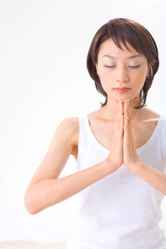 东方人,一个人,坐,闭眼,竖图,室内,白天,白色背景,侧面,锻炼,瑜伽,运动,亚洲,仅一个年轻女性,仅一个女性,仅一个人,服装,背心,墙,祝福,休闲装,黄种人,墙壁,墙面,虔诚,衣服,白色,祈祷,双手合十,休闲,休闲服,养生,摄影,服饰,影棚,感谢,合十礼,合掌礼,合十,莲华合掌,感恩,体育,年轻女性,女人,女性,亚洲人,闭眼睛,闭着眼,闭着眼睛,坐着,半身,彩图,影棚拍摄,健身,拍摄