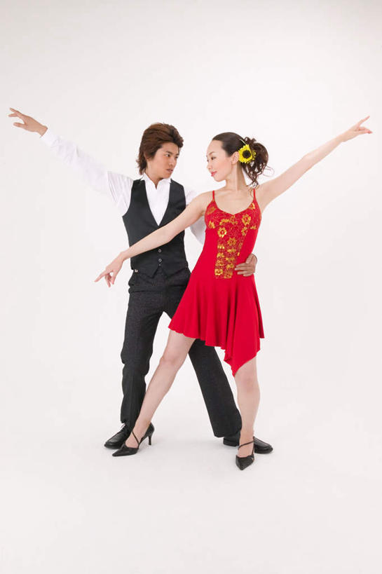 东方人,两个人,夫妻,站,举,伸展双臂,笑,微笑,露齿笑,竖图,室内,白天,白色背景,正面,民族服装,衬衫,裙子,爱情,跳舞,热情,帽子,亚洲,服装,装饰,盛开,浪漫,花蕾,注视,礼帽,黄种人,相视,花,花瓣,花朵,鲜花,一朵,衣服,黄色,红色,花苞,花蕊,观察,看,托,站着,面对面,恩爱,激情,短裙,恋人,摄影,服饰,影棚,观看,马甲,对视,华丽,修饰,点缀,察看,衣着,穿着,关注,相对,舞姿,相看,衬托,美观,雅致,雅观,衣饰,豪情,狂热,萨尔萨,萨尔萨舞,男人,男性,年轻男性,年轻女性,女人,女性,亚洲人,情侣,敞开双臂,举起,举手,举着,伸开双臂,向上举,向上伸,向上托,展开双肩,站立,张开手臂,张开双臂,彩图,全身,影棚拍摄,衬衣,传统服装,礼服,民俗服,拍摄,舞蹈,伴侣