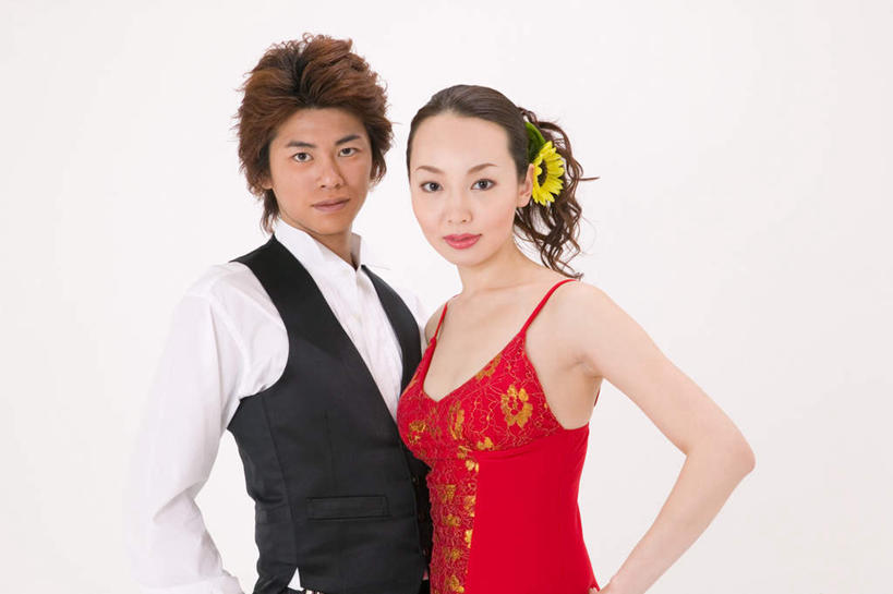 东方人,两个人,夫妻,站,笑,微笑,露齿笑,横图,室内,白天,白色背景,正面,民族服装,衬衫,裙子,爱情,跳舞,热情,帽子,亚洲,服装,装饰,盛开,浪漫,花蕾,注视,礼帽,黄种人,手叉腰,花,花瓣,花朵,鲜花,一朵,衣服,黄色,红色,花苞,花蕊,叉腰,观察,看,站着,恩爱,激情,短裙,恋人,摄影,服饰,影棚,观看,马甲,华丽,修饰,点缀,察看,衣着,穿着,关注,舞姿,衬托,美观,雅致,雅观,衣饰,豪情,狂热,萨尔萨,萨尔萨舞,男人,男性,年轻男性,年轻女性,女人,女性,亚洲人,情侣,站立,半身,彩图,影棚拍摄,衬衣,传统服装,礼服,民俗服,拍摄,舞蹈,伴侣