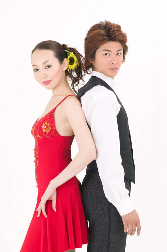 东方人,两个人,夫妻,站,笑,微笑,露齿笑,竖图,室内,白天,白色背景,侧面,民族服装,衬衫,裙子,爱情,跳舞,热情,安全,帽子,亚洲,服装,装饰,盛开,浪漫,花蕾,依靠,注视,礼帽,黄种人,花,花瓣,花朵,鲜花,一朵,衣服,黄色,红色,花苞,花蕊,观察,看,倚靠,站着,背靠背,恩爱,激情,背对背,短裙,恋人,摄影,服饰,影棚,观看,马甲,华丽,修饰,点缀,察看,衣着,穿着,关注,舞姿,衬托,美观,雅致,雅观,衣饰,豪情,狂热,萨尔萨,萨尔萨舞,信任,男人,男性,年轻男性,年轻女性,女人,女性,亚洲人,情侣,站立,半身,彩图,影棚拍摄,衬衣,传统服装,礼服,民俗服,拍摄,舞蹈,伴侣