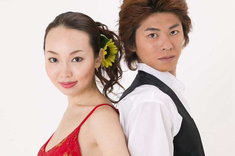 东方人,两个人,夫妻,站,笑,微笑,露齿笑,横图,室内,白天,白色背景,侧面,民族服装,衬衫,裙子,爱情,跳舞,热情,安全,帽子,亚洲,服装,装饰,盛开,浪漫,花蕾,依靠,注视,礼帽,黄种人,花,花瓣,花朵,鲜花,一朵,衣服,黄色,红色,花苞,花蕊,观察,看,倚靠,站着,背靠背,恩爱,激情,背对背,短裙,恋人,摄影,服饰,影棚,观看,马甲,华丽,修饰,点缀,察看,衣着,穿着,关注,舞姿,衬托,美观,雅致,雅观,衣饰,豪情,狂热,萨尔萨,萨尔萨舞,信任,男人,男性,年轻男性,年轻女性,女人,女性,亚洲人,情侣,站立,半身,彩图,影棚拍摄,衬衣,传统服装,礼服,民俗服,拍摄,舞蹈,伴侣