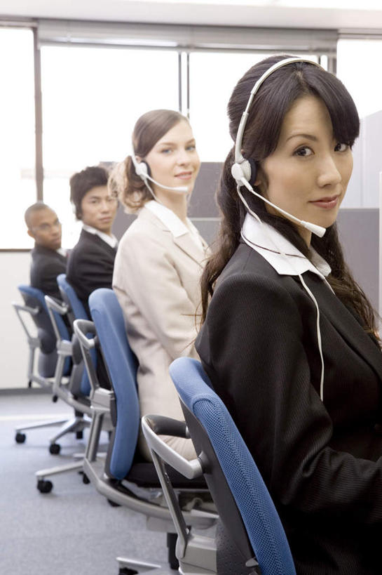 东方人,西方人,四个人,同事,商务人士,商务男性,商务女性,办公室,坐,说,竖图,室内,白天,侧面,衬衫,成功,合作,团队,集体,信心,窗户,家具,落地窗,桌子,椅子,欧洲,非洲,黑人,欧洲人,亚洲,一排,握,阴影,套装,整齐,光线,影子,办公桌,地面,转椅,拿,话务员,拿着,注视,黄种人,队伍,玻璃窗,排列,阳光,耳机,耳麦,话筒,观察,看,握着,观看,察看,麦克风,领导,成就,队列,关注,商务装,合伙,领袖,工薪阶层,客服人员,电话销售,办公家具,交流,男人,男性,年轻男性,年轻女性,女人,女性,非洲人,亚洲人,白领,接线员,上班族,沟通,讲话,交谈,说话,谈话,坐着,半身,彩图,衬衣