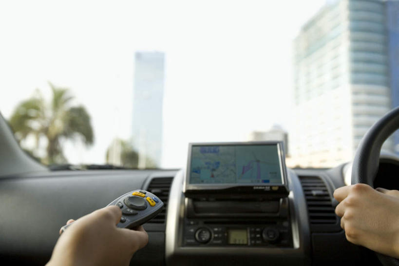 东方人,两个人,坐,横图,室内,特写,白天,正面,旅游,度假,机器,仪器,太阳,窗户,道路,汽车,地图,亚洲,握,指,阴影,光线,信息,影子,交通,拿,拿着,注视,黄种人,娱乐,设备,玻璃窗,车,蓝色,蓝天,天空,阳光,车窗,车门,方向盘,遥控器,交通工具,轿车,天,观察,驾驶,看,行驶,享受,休闲,放松,指示,握着,通信,观看,引导,控制,察看,指着,关注,定位,全球定位系统,驾驶室,户外运动,导航仪,GPS导航仪,年轻女性,女人,女性,亚洲人,坐着,半身,彩图,导航