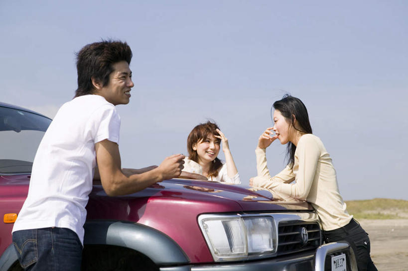 东方人,背部,三个人,伙伴,朋友,站,说,横图,室外,白天,正面,T恤衫,旅游,度假,友谊,沙滩,汽车,亚洲,撑,阴影,服装,光线,沙子,影子,海岸,云,云朵,辽阔,沙地,T恤,云彩,托头,依靠,注视,牛仔裤,休闲装,黄种人,娱乐,车,衣服,蓝色,白云,蓝天,天空,阳光,交通工具,天,观察,看,靠着,托,站着,享受,休闲,休闲服,放松,服饰,晴朗,观看,察看,关注,户外运动,交流,友情,男人,男性,年轻男性,年轻女性,女人,女性,亚洲人,海滩,晴空,沟通,讲话,交谈,说话,谈话,站立,半身,彩图,皮卡车