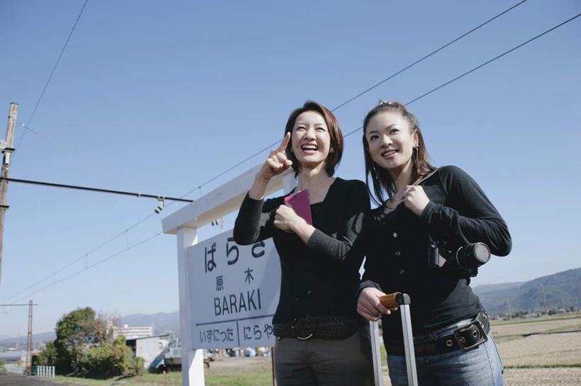 东方人,两个人,伙伴,朋友,火车站,站,笑,微笑,露齿笑,横图,室外,白天,正面,旅游,度假,友谊,太阳,植物,车站,相机,亚洲,握,指,阴影,服装,电力,光线,电线,线,影子,电能,站台,拿,线路,拿着,注视,休闲装,黄种人,娱乐,站牌,月台,树,树木,拍照,衣服,蓝色,绿色,蓝天,天空,阳光,自然,把手,数码相机,天,观察,看,站着,享受,休闲,休闲服,放松,指示,握着,摄影,服饰,皮夹子,钱包,生长,晴朗,成长,观看,电,电源,电源线,察看,指着,零钱包,皮夹,关注,能量,户外运动,万里无云,友情,年轻女性,女人,女性,亚洲人,照相机,晴空,晴空万里,站立,半身,彩图,照相