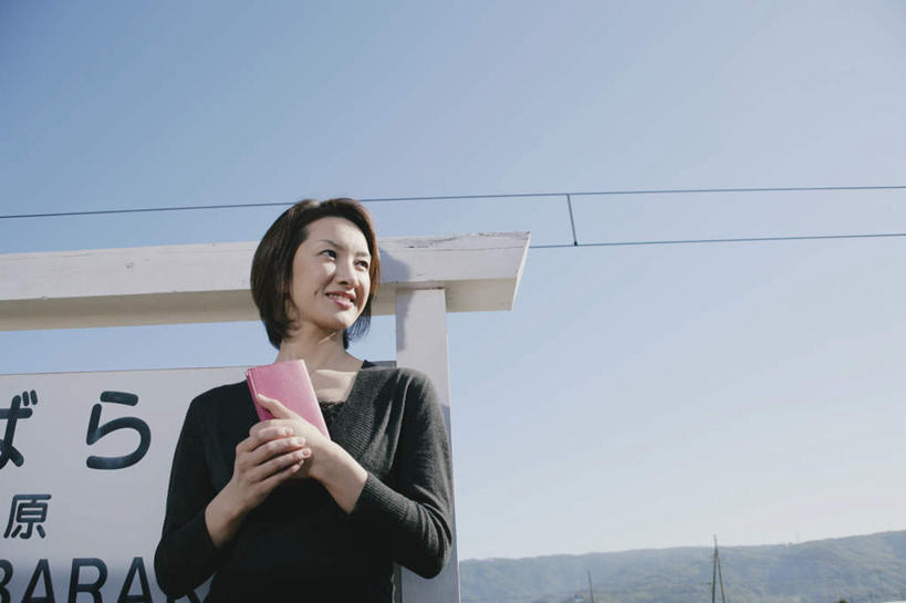 东方人,一个人,火车站,站,笑,微笑,露齿笑,横图,室外,白天,仰视,旅游,度假,太阳,车站,亚洲,仅一个年轻女性,仅一个女性,仅一个人,握,阴影,服装,光线,影子,站台,拿,拿着,休闲装,黄种人,娱乐,站牌,月台,衣服,蓝色,蓝天,天空,阳光,天,站着,享受,休闲,休闲服,放松,握着,服饰,皮夹子,钱包,晴朗,零钱包,皮夹,户外运动,万里无云,年轻女性,女人,女性,亚洲人,晴空,晴空万里,站立,半身,彩图,低角度拍摄