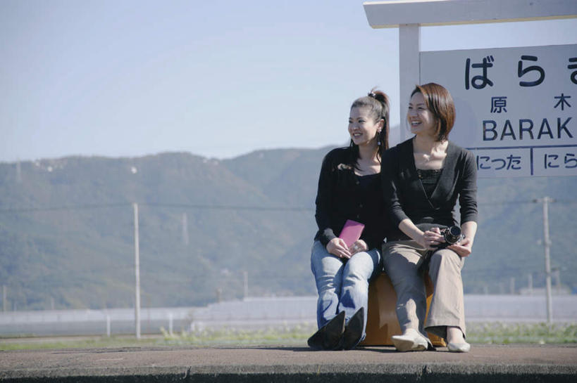 东方人,两个人,伙伴,朋友,火车站,坐,笑,微笑,露齿笑,横图,室外,白天,正面,旅游,度假,友谊,山,太阳,车站,书籍,亚洲,握,阴影,服装,光线,影子,山峰,站台,山峦,拿,拿着,注视,休闲装,黄种人,娱乐,站牌,月台,衣服,蓝色,蓝天,天空,阳光,天,观察,看,享受,休闲,休闲服,放松,握着,服饰,晴朗,观看,察看,关注,户外运动,万里无云,友情,年轻女性,女人,女性,亚洲人,书,图书,晴空,晴空万里,坐着,彩图,全身