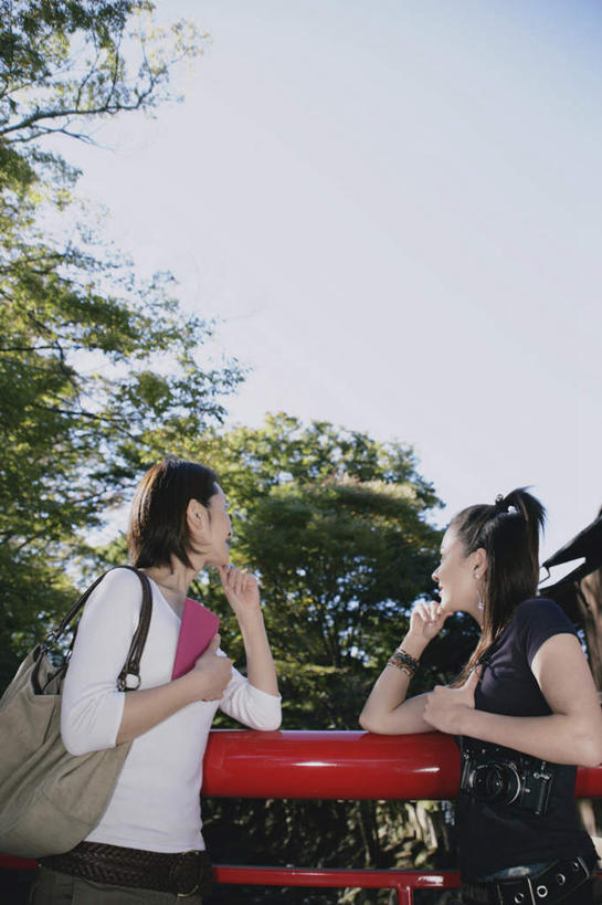 东方人,背,两个人,伙伴,朋友,栏杆,站,竖图,室外,白天,仰视,旅游,度假,友谊,植物,书籍,日本,亚洲,握,阴影,服装,光线,包,皮包,影子,围栏,拿,拿着,注视,跨,休闲装,黄种人,文化,娱乐,护栏,树,树木,衣服,蓝色,绿色,蓝天,天空,阳光,自然,天,背着,观察,看,站着,享受,休闲,休闲服,放松,握着,服饰,生长,成长,观看,单肩包,察看,关注,户外运动,友情,年轻女性,女人,亚洲人,书,图书,抬头,仰头,站立,半身,彩图,低角度拍摄