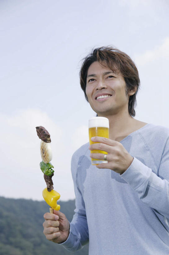 啤酒,东方人,一个人,站,笑,吃,微笑,露齿笑,竖图,室外,白天,仰视,旅游,度假,烧烤,草地,草坪,植物,杯子,亚洲,仅一个男性,仅一个人,握,烤肉,拿,拿着,注视,黄种人,娱乐,玻璃制品,草,仅一个年轻男性,蓝色,绿色,蓝天,天空,酒杯,啤酒杯,天,观察,看,站着,享受,休闲,放松,握着,观看,烤肠,察看,关注,户外运动,男人,男性,年轻男性,亚洲人,玻璃杯,嚼,食,站立,半身,彩图,低角度拍摄