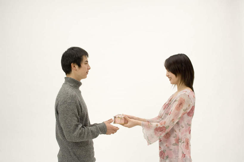 东方人,两个人,夫妻,笑,微笑,露齿笑,横图,室内,白天,白色背景,侧面,爱情,礼盒,礼物,圣诞节,亚洲,握,节日,庆祝,纸盒,浪漫,拿,拿着,黄种人,文化,相视,盒子,包装盒,礼品盒,交换,庆典,温暖,温馨,面对面,握着,恋人,摄影,礼品,影棚,赠送,纪念,对视,和睦,送礼,相对,相看,男人,男性,年轻男性,年轻女性,女人,女性,亚洲人,情侣,半身,彩图,影棚拍摄,拍摄,伴侣,融洽