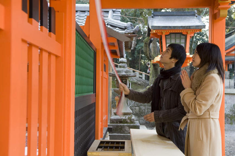 东方人,两个人,夫妻,寺庙,站,横图,室外,白天,侧面,爱情,旅游,度假,名胜古迹,亚洲,握,服装,节日,日本文化,遗迹,冬天,浪漫,燃烧,祝福,拿,风衣,拿着,注视,休闲装,黄种人,古迹,文化,文物,娱乐,古建筑,虔诚,衣服,香火,庙宇,观察,看,祈祷,双手合十,站着,享受,休闲,健康,温暖,温馨,休闲服,大衣,旅游胜地,放松,握着,许愿,恋人,宗教,服饰,信仰,观看,纪念,祈求,和睦,察看,关注,感谢,古文明,合十礼,合掌礼,合十,莲华合掌,感恩,平安,杆子,男人,男性,年轻男性,年轻女性,女人,女性,亚洲人,情侣,抬头,仰头,站立,半身,彩图,庙,寺,伴侣,融洽,传统文化,木杆