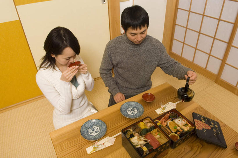 寿司,东方人,两个人,家庭,夫妻,坐,跪,笑,微笑,露齿笑,横图,俯视,室内,白天,毛衣,裙子,爱情,烹饪,餐桌,地板,门,桌子,杯子,餐具,亚洲,喝,握,便当,碟子,盘,墙,日本料理,料理,食品,酒壶,地面,浪漫,拿,拎,拿着,注视,黄种人,长裙,菜肴,美食,木地板,墙壁,墙面,食物,白色,灰色,盘子,水杯,碟,门框,日式料理,观察,看,日式,温暖,温馨,一家人,握着,恋人,佳肴,餐台,观看,和睦,察看,关注,跪坐,男人,男性,年轻男性,年轻女性,女人,女性,亚洲人,情侣,茶杯,跪着,坐着,半身,彩图,高角度拍摄,绒衣,套衫,套头毛衣,线衣,伴侣,融洽,拎着