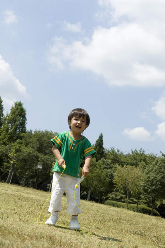 东方人,儿童,一个人,站,竖图,室外,白天,仰视,旅游,度假,纯洁,游乐场,亚洲,仅一个男性,仅一个人,漫步,服装,休闲装,黄种人,娱乐,小孩,衣服,夏天,站着,仅一个小孩,享受,休闲,休闲服,放松,可爱,童年,童趣,服饰,户外运动,童真,烂漫,无邪,天真,男孩,男人,男性,亚洲人,孩子,站立,彩图,低角度拍摄,全身,男生