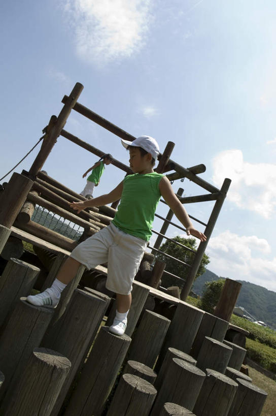 东方人,儿童,竖图,室外,白天,正面,旅游,度假,纯洁,游乐场,亚洲,仅一个男性,仅一个女性,服装,休闲装,黄种人,娱乐,小孩,衣服,仅一个小孩,享受,休闲,休闲服,放松,可爱,童年,童趣,服饰,户外运动,童真,烂漫,无邪,天真,男孩,男人,男性,女孩,女人,女性,亚洲人,孩子,彩图,全身,男生,女生