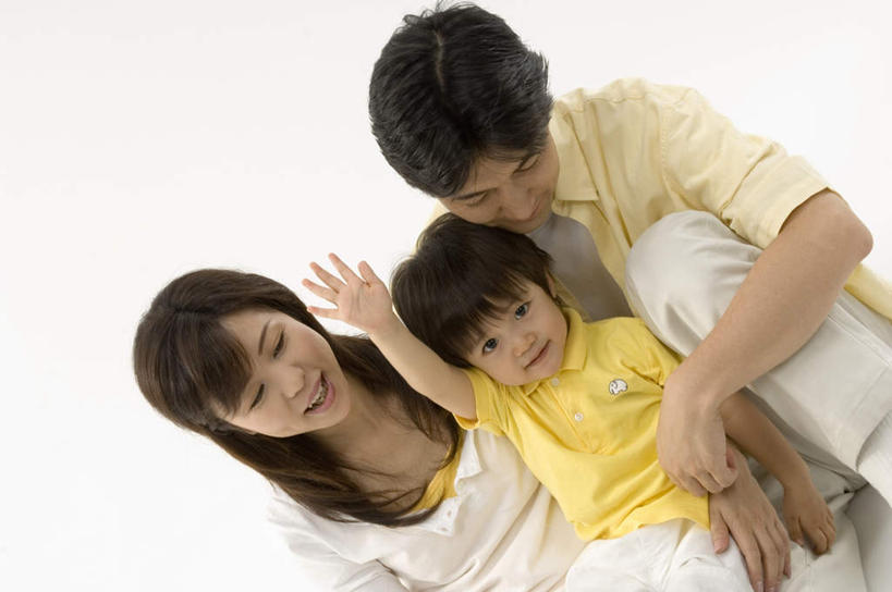 东方人,三个人,家庭,夫妻,父母,坐,笑,微笑,露齿笑,横图,俯视,室内,白天,白色背景,爱情,纯洁,亚洲,服装,注视,休闲装,黄种人,衣服,观察,看,休闲,温暖,温馨,一家人,休闲服,恩爱,可爱,童年,童趣,摄影,服饰,影棚,观看,和睦,察看,关注,童真,烂漫,无邪,天真,男人,男性,年轻男性,年轻女性,女人,女性,亚洲人,坐着,半身,彩图,高角度拍摄,影棚拍摄,拍摄,融洽