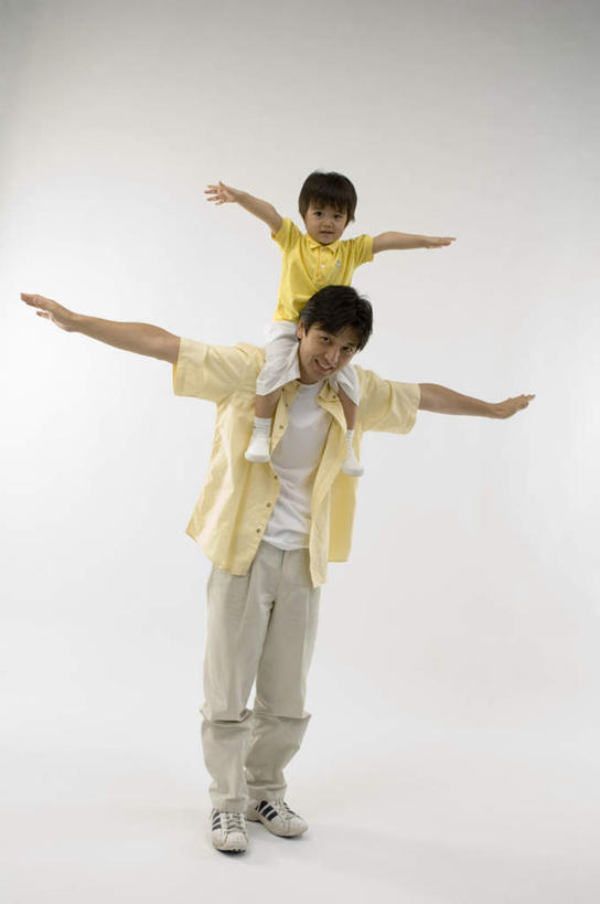 东方人,儿童,两个人,父亲,儿子,伸展双臂,竖图,室内,白天,白色背景,正面,纯洁,亚洲,服装,休闲装,黄种人,小孩,骑,衣服,扛,休闲,父子,休闲服,父爱,可爱,童年,童趣,摄影,服饰,影棚,童真,烂漫,无邪,扛在肩上,骑在肩上,天真,男孩,男人,男性,年轻男性,亚洲人,孩子,敞开双臂,伸开双臂,展开双肩,张开手臂,张开双臂,彩图,全身,影棚拍摄,拍摄,男生