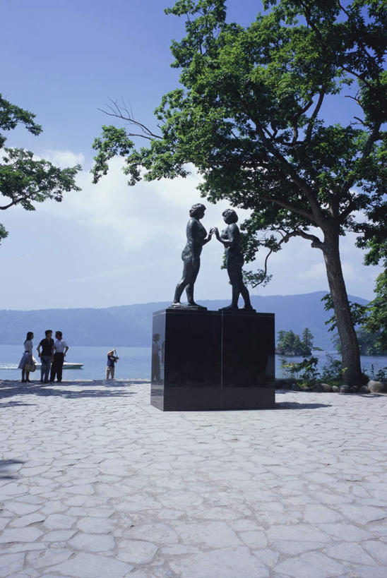 四个人,公园,竖图,室内,白天,正面,旅游,度假,湖,湖泊,美景,水,植物,秋田县,日本,亚洲,波纹,雕像,湖面,景观,水流,水面,涟漪,娱乐,树,树木,绿色,倒影,水纹,自然,波浪,湖水,享受,休闲,景色,放松,生长,成长,倒映,自然风光,东亚,本州,本州岛,日本国,秋田,岩手,岩手县,水晕,青森,青森县,东北地方,十和田湖,十和田八幡平国立公园,反照,男人,男性,年轻男性,年轻女性,女人,女性,彩图,全身