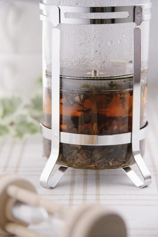 无人,竖图,室内,特写,白天,幸福,水,雾,茶,桌子,杯子,许多,沸腾,透明,蒸汽,壶,液体,热气,水滴,茶道,茶叶,水蒸气,文化,娱乐,饮食,玻璃制品,水壶,桌布,饮料,一个,红色,黑色,茶壶,容器,水杯,享受,休闲,温馨,放松,乐趣,单个,茶艺,提神,舒适,醒脑,蒸发,玻璃杯,台面,彩图,传统文化