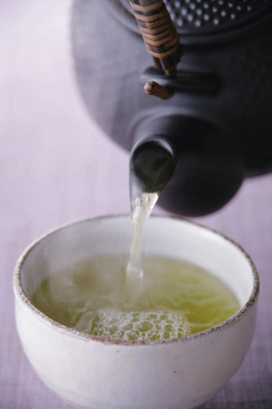 无人,竖图,俯视,室内,特写,白天,幸福,水,雾,茶,桌子,杯子,沸腾,蒸汽,瓷器,壶,液体,热气,水滴,茶道,茶叶,陶瓷制品,水蒸气,文化,娱乐,饮食,水壶,桌布,饮料,一个,绿色,黑色,茶壶,容器,享受,休闲,温馨,放松,乐趣,单个,茶艺,提神,舒适,瓷杯,醒脑,蒸发,茶杯,台面,彩图,高角度拍摄,传统文化