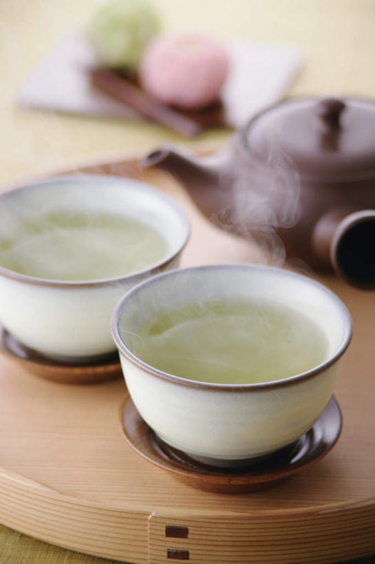 点心,无人,竖图,俯视,室内,特写,白天,下午茶,幸福,水,雾,茶,桌子,杯子,沸腾,蒸汽,瓷器,碟子,液体,热气,水滴,茶道,茶叶,食品,甜点,甜品,陶瓷制品,水蒸气,文化,娱乐,饮食,水壶,桌布,食物,糕点,饮料,两个,一个,红色,绿色,茶壶,甜食,享受,休闲,温馨,放松,乐趣,单个,茶艺,提神,舒适,瓷杯,醒脑,蒸发,茶杯,台面,彩图,高角度拍摄,传统文化